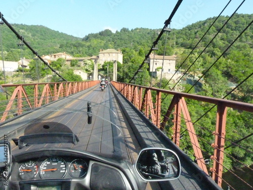 balade moto sur le pont suspendu de Parentignat en auvergne