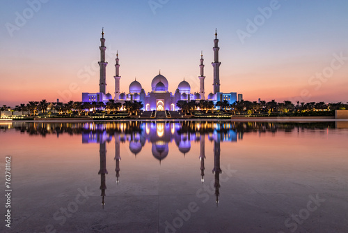 Evening view of Sheikh Zayed Grand Mosque in Abu Dhabi, United Arab Emirates.