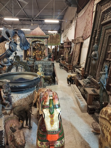 Visite d'un grand magasin de vente d'antiquité, d'objets historiques, de beaux arts ou oeuvres, de pièces de luxe, de toutes sortes de bricoles asiatiques ou de pays émergents, indien ou hindu, bois © Nicolas Vignot
