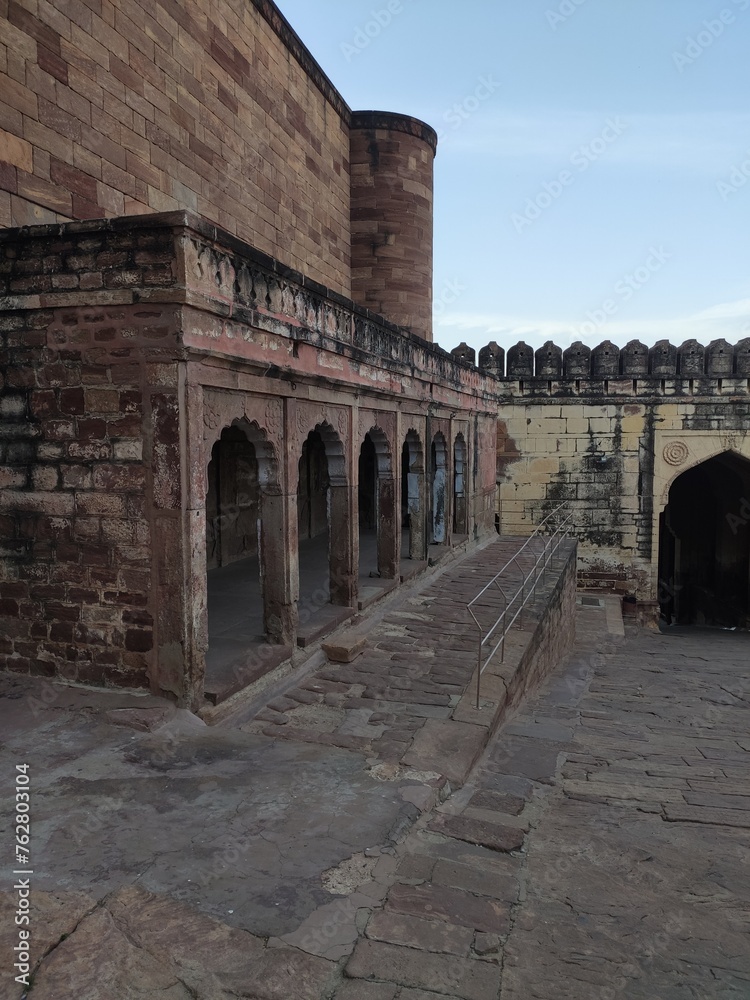 Visite du Fort de Mehrangarh à Jodpur, belle édififice historique de l'ancienne civilisaiton indienne et hindu, magnifique façade de batiment tout coloré, rouge et orange, splendeur touristique 