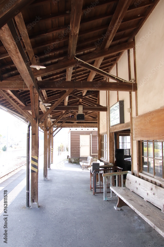 jr九州肥薩線の大隅横川駅のプラットホーム風景