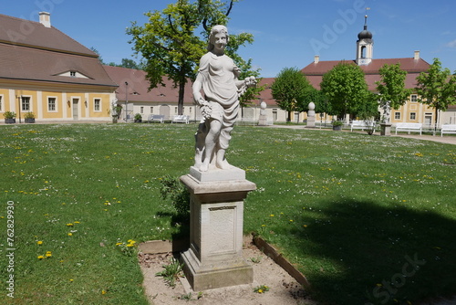 Schlossgarten am Barockschloss Rammenau in Sachsen mit barocker Skulptur photo