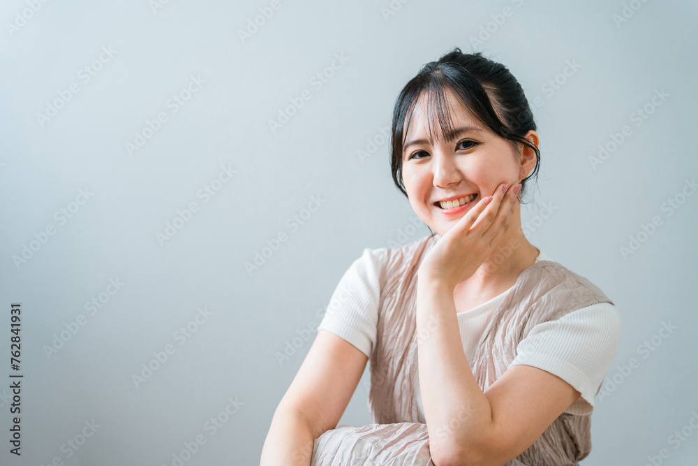 スキンケア・保湿をする若い女性のポートレート(化粧水,美容液,基礎化粧品,化粧品,コスメ)
スキンケア・保湿をする若い女性のポートレート(化粧水,美容液,基礎化粧品,化粧品,コスメ)
