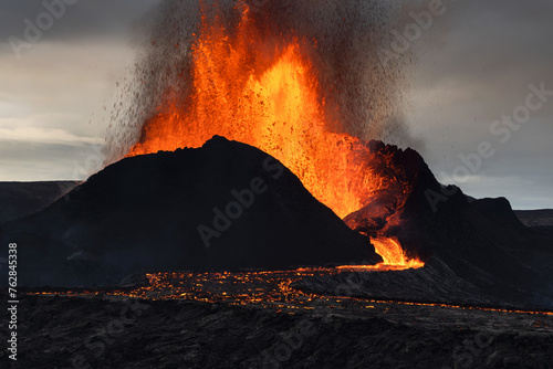 Fotografija Volcanic eruption explosion and lava flow in the lava field of Fagradalsfjall, G