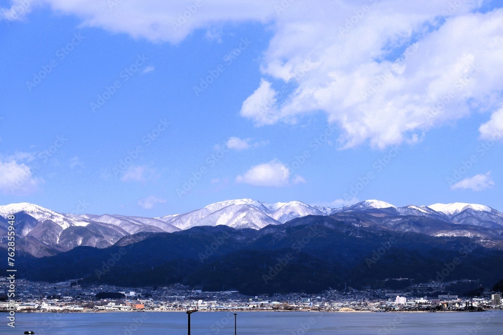 雪山と湖の風景