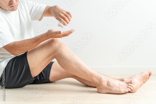 脚のスキンケアをする男性（シェービングクリーム・ムダ毛処理・除毛・剃毛・自己処理）
 photo