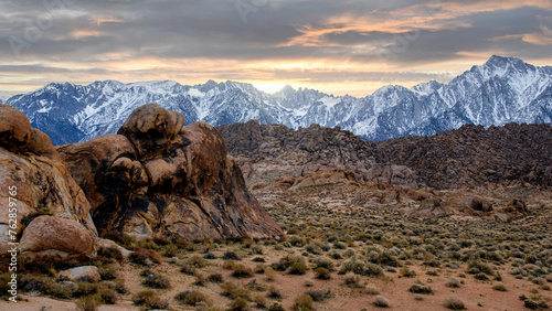 Photos Sunset moment on the mountains with snow and rocks on the foreground