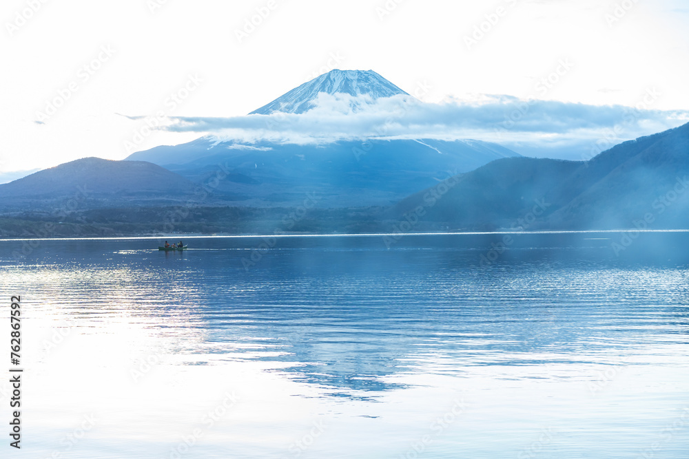 朝霧の中の富士山