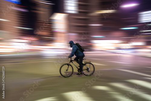 疾走感のある自転車の流し撮り © Ken Kato