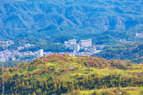 日本の風景 壮大な絶景 秋の渋峠から芳ヶ平湿地群と草津の街を望む