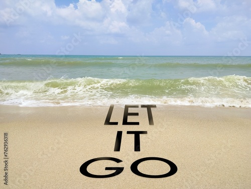 Fotografia the words Let It Go with the background of waves on the beach
