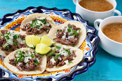 メキシコのバルバコアの牛肉のタコス（ビーフタコス）とバルバコアのコンソメ
Mexican barbacoa beef tacos (Tacos de barbacoa de res) and consommé (consomé de barbacoa)
