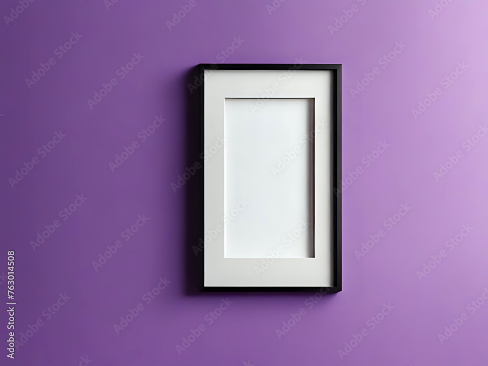 weißes Bild mit weißem Passepartout im schwarzem Bilderrahmen an einer lila Wand weißes Bild mit weißem Passepartout im schwarzem Bilderrahmen an einer lila Wand