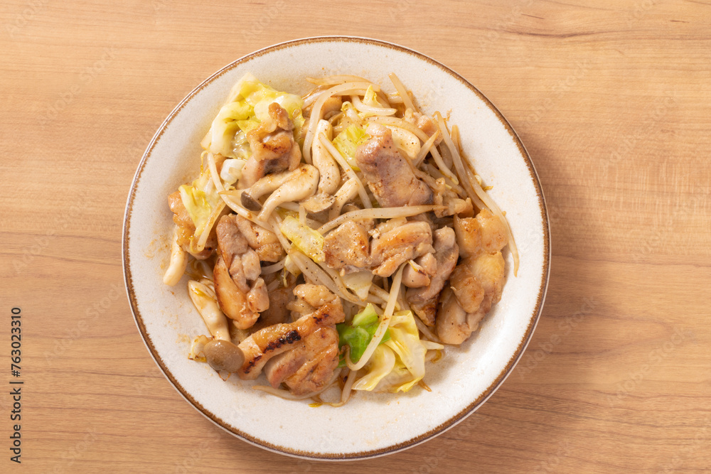 鶏肉の野菜炒め(鶏もも肉 キャベツ もやし しめじ) 鶏肉の野菜炒め(鶏もも肉 キャベツ もやし しめじ)