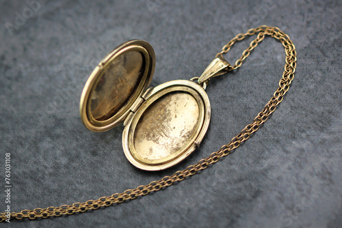 Slika na platnu Vintage 1950s 12Ct Rolled Gold Engraved Floral Oval 2 Photo Locket Pendant, 21