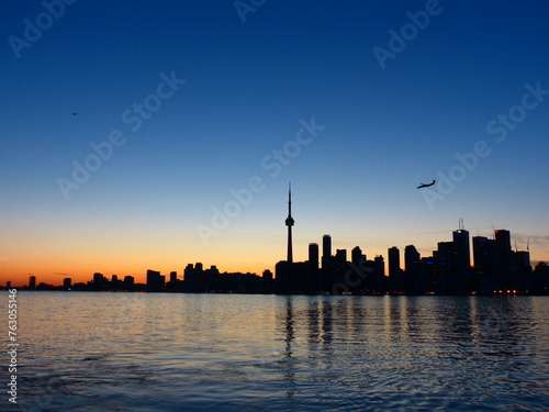 Toronto skyline à la tombée de la nuit © Cyndie