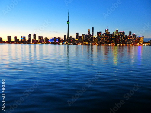 Toronto skyline à la tombée de la nuit