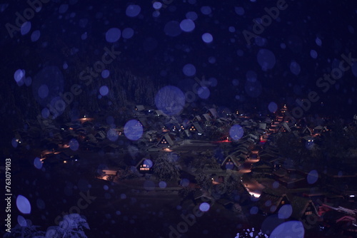 岐阜県の白川郷の雪の日の夜 © WISTERIA