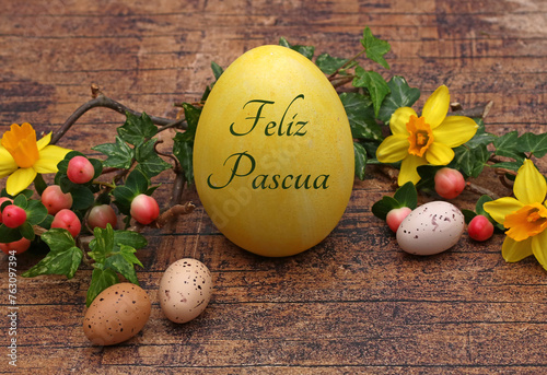 Tarjeta de felicitación Felices Pascuas: Nido con un huevo de Pascua etiquetado. photo