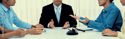 Foto Lawyer acting as mediator broke a compromise between two parties to resolve business dispute through negotiation at law firm office