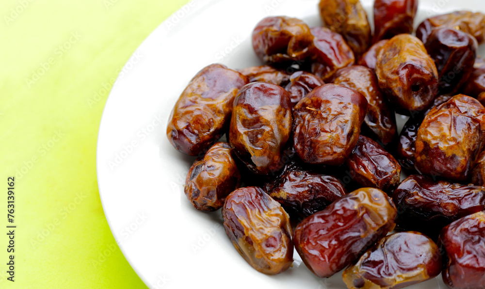 Obraz premium Dates or dattes palm fruit