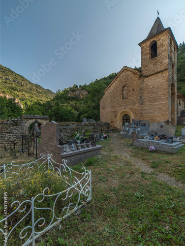 Église et cimetière de Saint-Chély-du-Tarn sur les gorges du Tarn et au pied du causse Méjean, Lozère, France