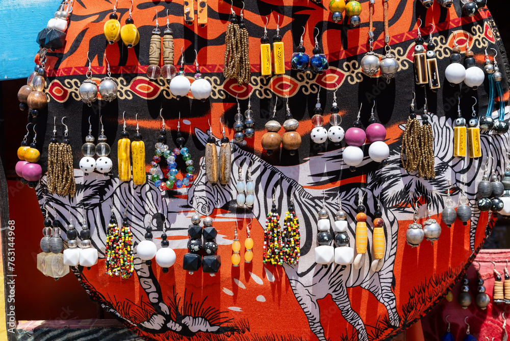 Naklejka premium Des bijoux en vente sur un étalage en Afrique