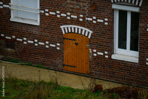 Piccola porta di un'abitazione che assomiglia a una porticina delle fiabe photo