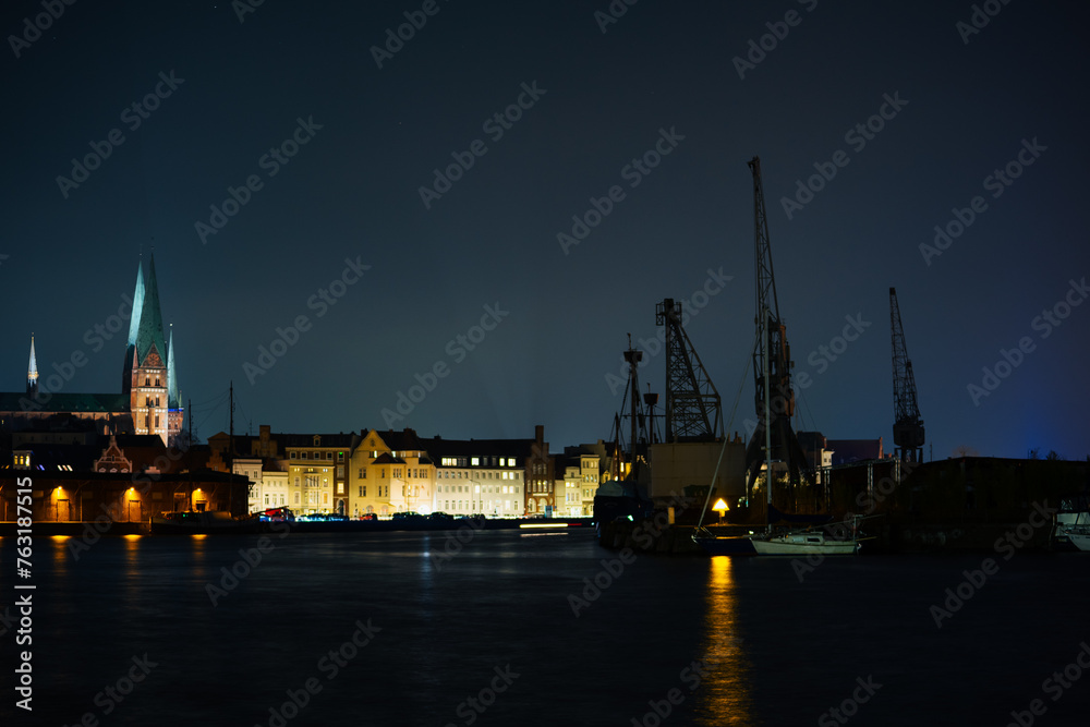 Fototapeta premium Lübeck bei Nacht