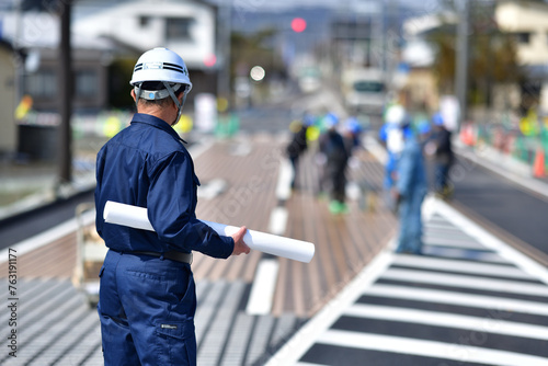 新規格道路工事を指揮する現場監督