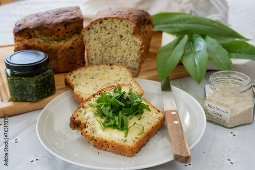 selber gebackenes Bärlauchbrot, Bärlauchpesto, Bärlauchsalz