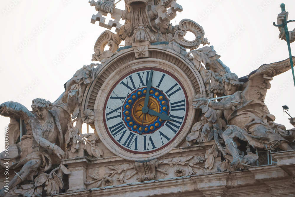 Φωτογραφία Close up view of the clock on top of the Vatican city