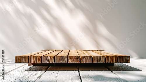 Podium de présentation en bois devant un mur blanc © Concept Photo Studio