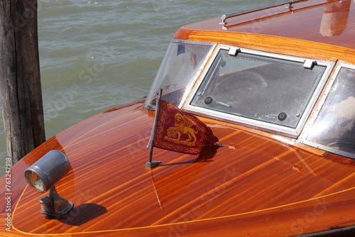 Boot mit venezianischer Flagge