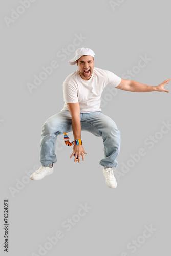 Male dancer jumping on ligh...