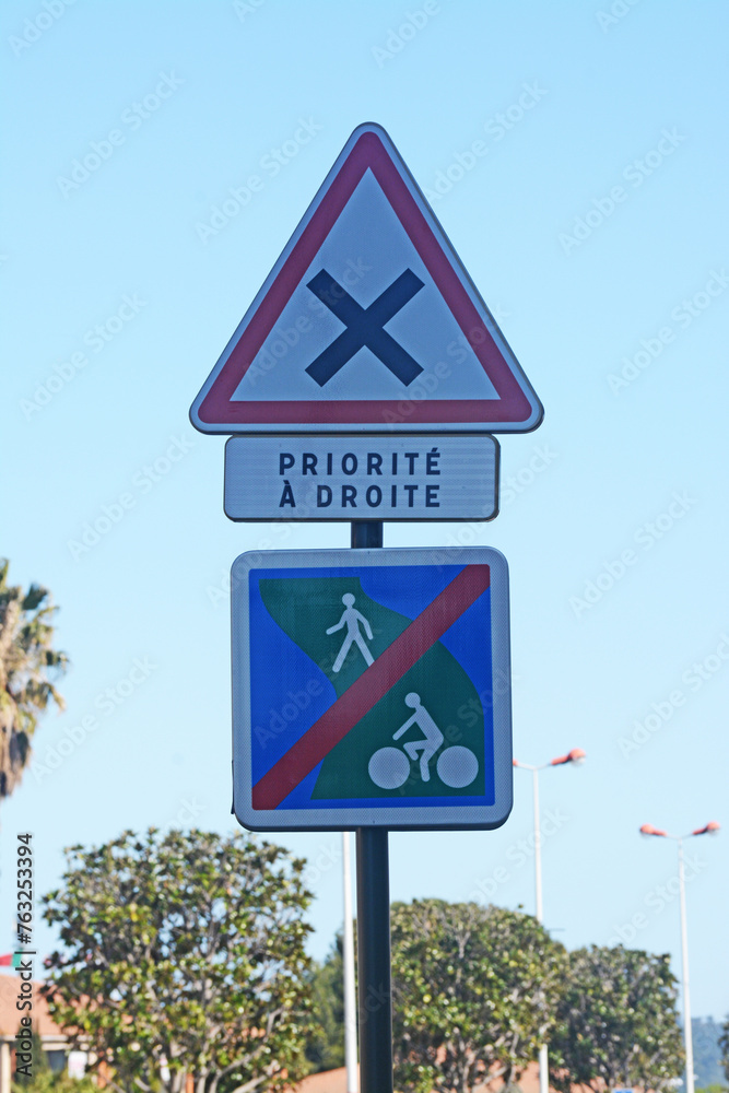 Panneaux fin de piste cyclable et piétonnière ; carrefour avec priorité à droite.