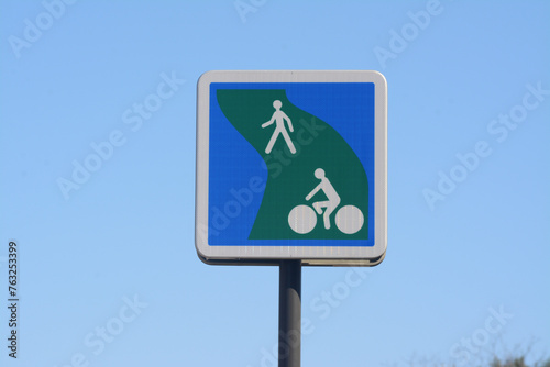 Panneaux début de piste cyclable et piétonnière.