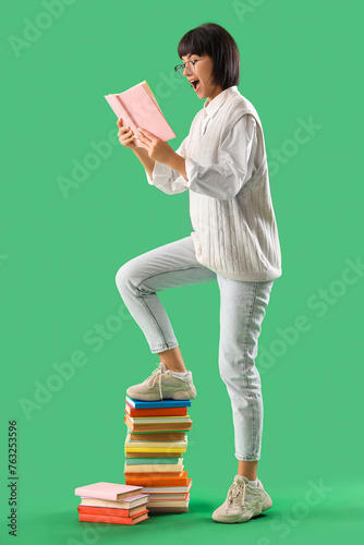Surprised young woman readi...