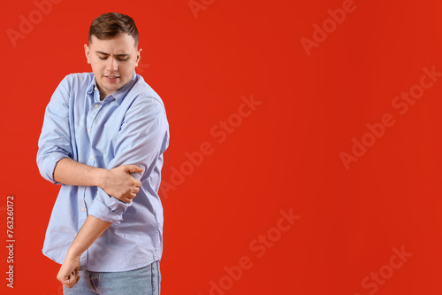 Young man suffering from ar...