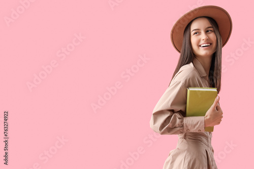 Young woman in hat with boo...