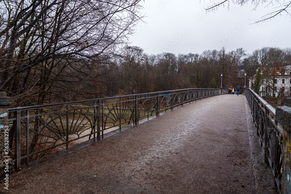 Fototapeta premium Isar River passing through Munich and the cityscape around the riverbank, Germany