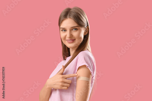 Young woman pointing at app...