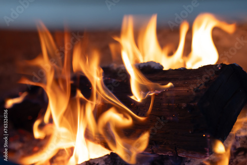 焚き火・薪を燃やす・キャンプ・暖炉イメージ © naka