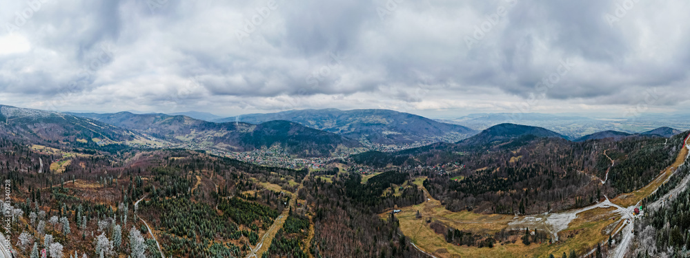 Góry, Beskid Śląski w Polsce zimą okolice Szczyrku