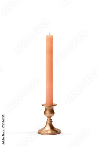 Una vela rosa larga con candelabro sobre un fondo blanco aislado. Vista de frente y de cerca. Copy space. Formato vertical