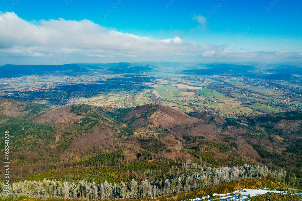 Góry, Beskid Śląski w Polsce zimą. Panorama ze szczytu Skrzycznego w kierunku Żywca