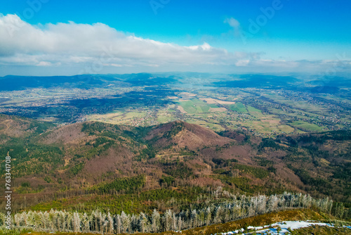Obraz na płótnie Góry, Beskid Śląski w Polsce zimą. Panorama ze szczytu Skrzycznego w kierunku Żywca w salonie