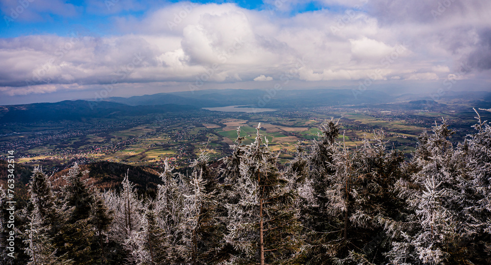 Góry, Beskid Śląski w Polsce zimą. Panorama ze szczytu Skrzycznego w kierunku Żywca
