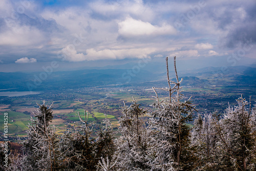 Góry, Beskid Śląski w Polsce zimą. Panorama ze szczytu Skrzycznego w kierunku Żywca 