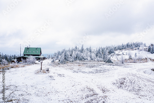 Beskid Śląski, góry w Polsce zimą. Schronisko w górach © Franciszek